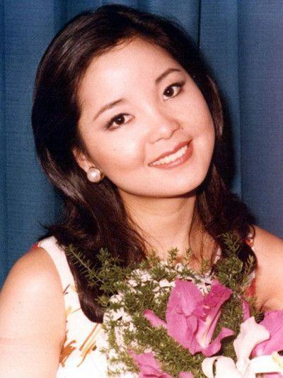1995年5月8日邓丽君因为支气管哮喘发作在泰国的清迈逝世享年42岁